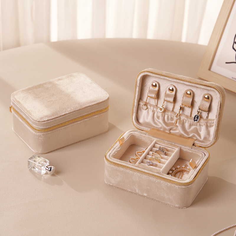 Light Luxury Exquisite Velvet  - огляд і ціна Luxury Skincare Samples